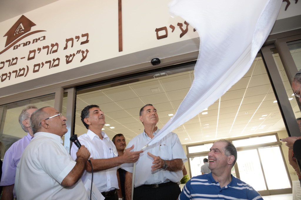 Ehud Rassabi, Chairman of the ILAN Board, Shimon Zurieli, ILAN’s Director General; and two of Myriam Loewenstein’s sons unveil the name of the new center.